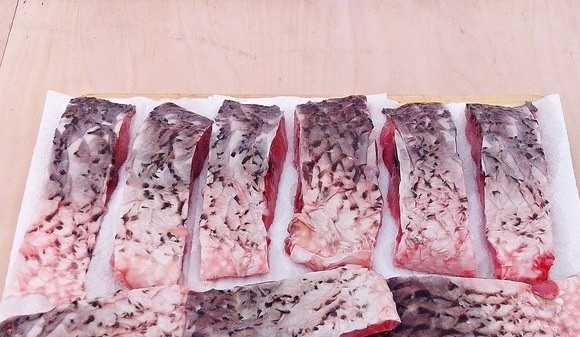 1. Этап. Сазан под маринадом: 2. Аккуратно отделите филе и нарежьте его порционными кусочками.