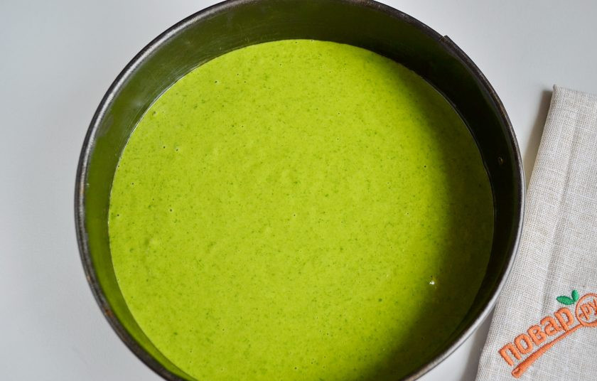 1. Этап. Новогодний торт Лесной мох: Застелите форму (диаметр 24 см) пергаментом, перелейте тесто и отправьте в горячую духовку на 50 минут.