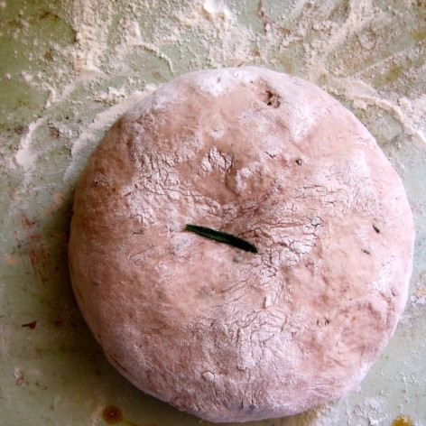 1. Этап. Хлеб с красным вином: Придаем тесту форму хлеба.