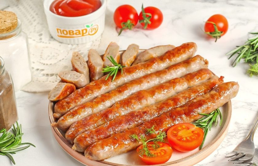 1. Этап. Балканские колбаски: Подайте к столу балканские колбаски горячими с различными соусами.