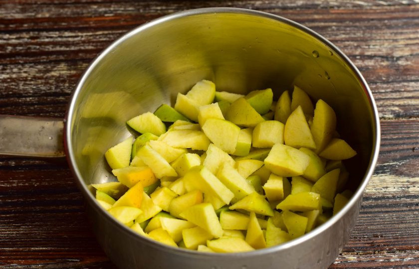 1. Этап. Варенье из яблок и калины: Вымойте и нарежьте яблоки.