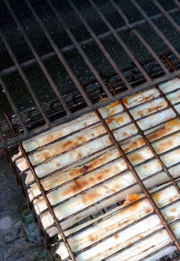 1. Этап. Шаурма-бурито из индейки на гриле: Подрумянить с обеих сторон. Не забывайте, что внутри сыр и ему надо подтаять)).