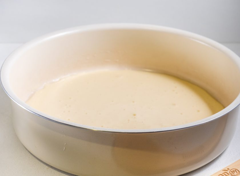 1. Этап. Шарлотка с яблоками с хрустящей корочкой: Форму (24-26 см.) смажьте растительным маслом, выложите в форму примерно 1/3 теста, разровняйте.