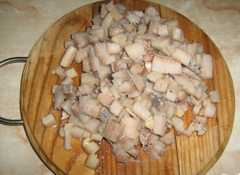 1. Этап. Салат с селедкой и яблоками: Филе слабосоленой сельди нарезать кубиками