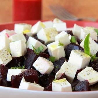 Свекольный салат с козьим сыром