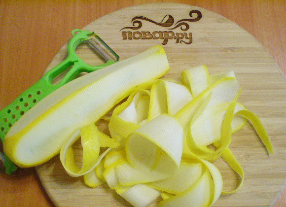 1. Этап. Быстрые маринованные кабачки: Режем тонкими полосками кабачок. Можно просто кружочками, но очень тонко, чтобы быстро промариновались кабачки.