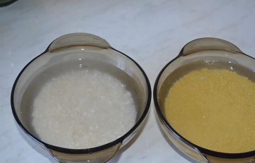 1. Этап. Каша Дружба на молоке: 3. Крупу залейте холодной водой, затем промойте и откиньте на дуршлаг.