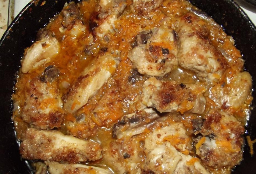 1. Этап. Курица в сухарях: 5. Заливаем стаканом воды (лучше чуть подогретой), и тушим примерно 10-15 минут до готовности.