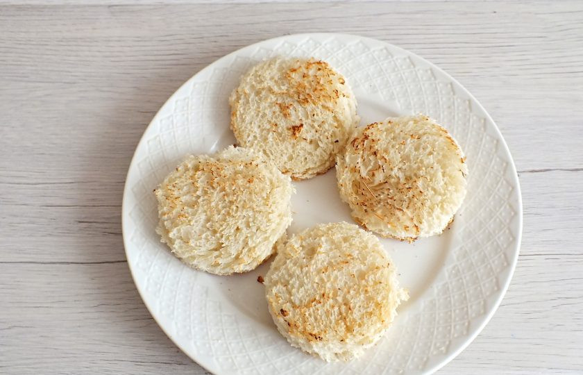 1. Этап. Бутерброды по-сахалински: Подсушите заготовки на сухой сковороде с двух сторон.