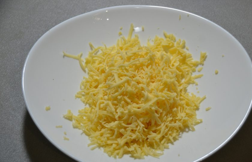 1. Этап. Пицца по-немецки: Пока тесто на расстойке, займитесь начинкой. Натрите на терке сыр, оставьте немного тертого сыра чтобы присыпать пиццу сверху перед выпечкой.