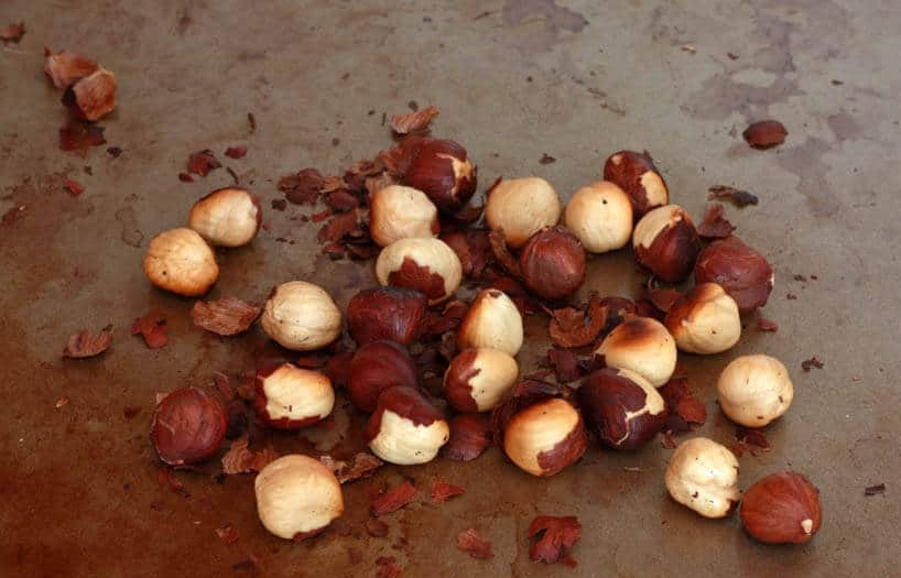 1. Этап. Ореховое печенье (песочное): 2. Остудите его, затем положите на полотенце и потрите полотенцем, чтобы очистить его. Измельчите в крошку.