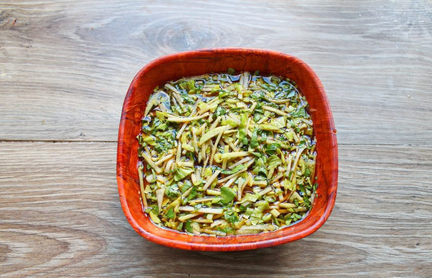 1. Этап. Тюря с редькой: Разлейте редьку с квасом по тарелкам.