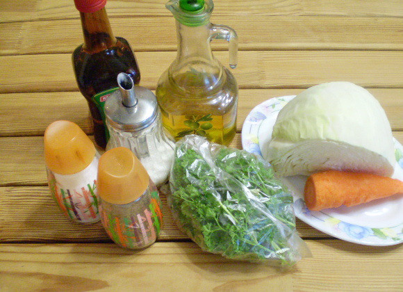 1. Этап. Салат витаминный из капусты и моркови с уксусом: 1. Приготовим продукты. Овощи вымыть, очистить.