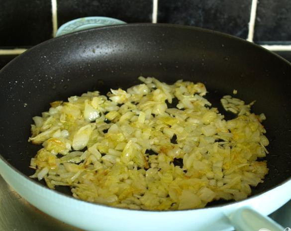 1. Этап. Треска в томатном соусе: 1. Снять кожу с трески. Почистить и мелко нарезать лук. Почистить и порезать чеснок. Нагреть оливковое масло в сковородке, добавить нарезанный лук и жарить в течении 7 минут, пока лук не станет золотистого цвета. Часто помешивать, чтобы лук равномерно приготовился. Скрутить огонь до слабого и добавить оставшиеся ингредиенты. Накрыть крышкой и готовить 30 минут. Добавить воды, если соус станет сухим.