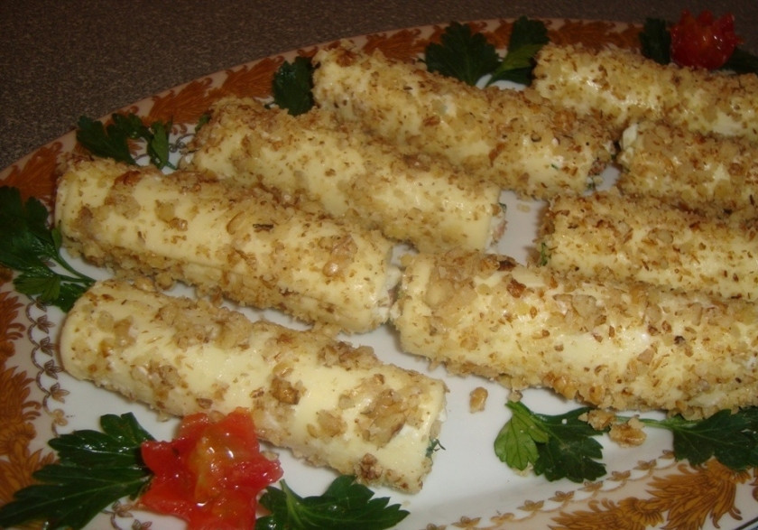 1. Этап. Сырные трубочки с острой начинкой: 6. Выкладываю трубочки на тарелку и подаю к столу, приятного аппетита!