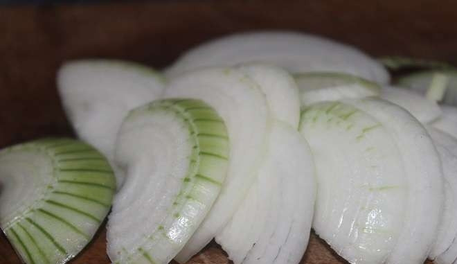 1. Этап. Жульен грибной со сметаной: Очищенный лук нарежьте полукольцами.