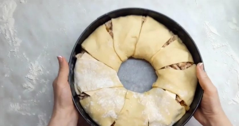 1. Этап. Вкусный пирог с капустой и мясом: 4.Заверните лепестки, отрывая лишнее тесто на кончиках, заверните их под тесто на основе. Дырочки сверху закрывать не нужно. Посредине можно поставить банку, чтобы пирог не деформировался.