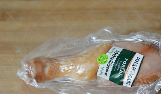 1. Этап. Салат Загадка для гостей: Для приготовления салата берём варено-копчёную голень индейки. У меня ТМ Индилайт.