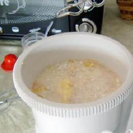 1. Этап. Утренние булочки: Добавить в миску муку, щепотку соли, сахар ,дрожжи, яичный желток, сливочное масло и влить молоко.