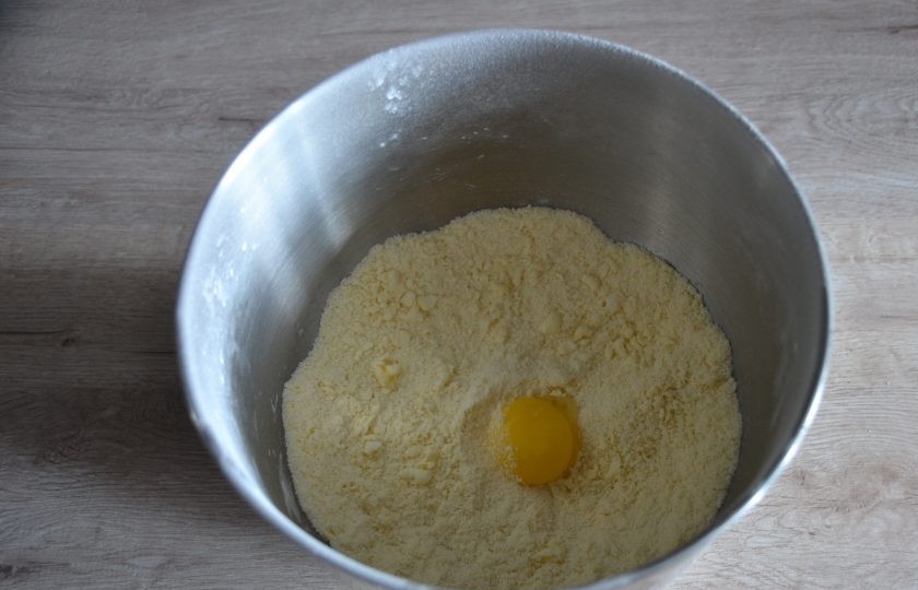 1. Этап. Баноффи пай с выпечкой: Введите в смесь яичный желток, еще раз смешайте.