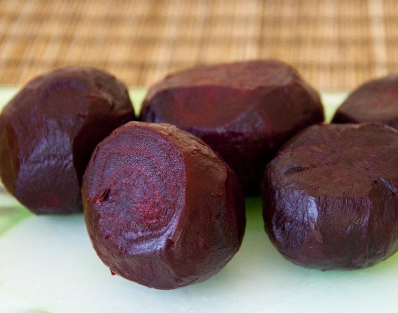 1. Этап. Свёкла в духовке: Свёклу моем и запекаем в духовке до готовности. Она может остаться немножко хрустящей — так даже лучше.