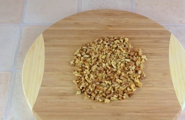 1. Этап. Свекла с черносливом и грецкими орехами: Орехи порубите.