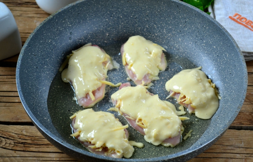 1. Этап. Куриные отбивные в сырном кляре: Затем ложкой налейте еще немного кляра на каждую отбивную.