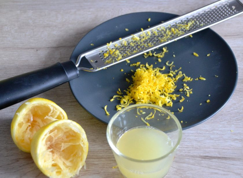 1. Этап. Торт Груши в карамели: Снимите цедру лимона, выжмите лимонный сок.