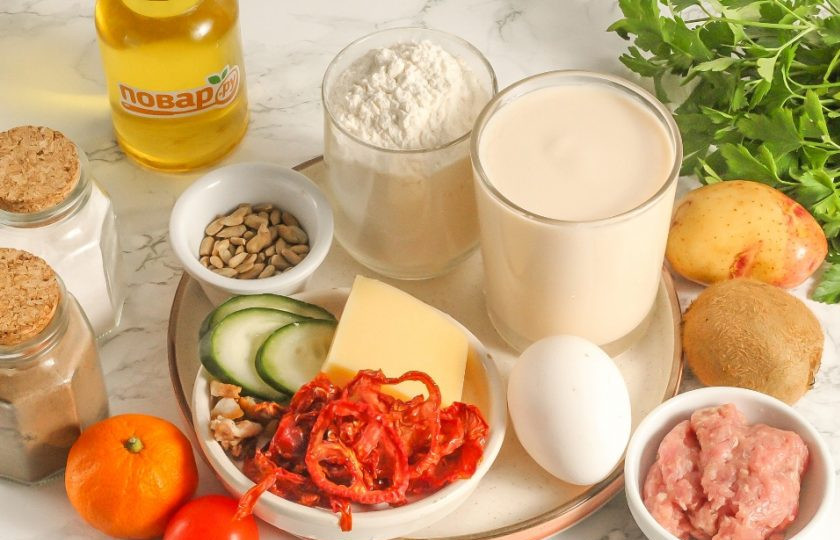 1. Этап. Вареники с сюрпризами на Старый Новый год: Подготовьте указанные ингредиенты. Не добавляйте в вареники несъедобные начинки — поберегите зубы! А чтобы родные получили все лучшее в новом году, то добавляйте еду с позитивными значениями!