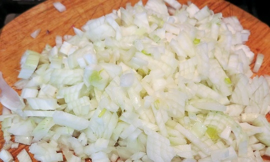 1. Этап. Беляши Советские: 5. Не теряйте времени и сделайте начинку: лук очистите от кожуры и нарежьте мелким кубиком.