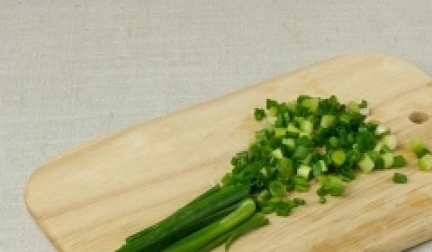 1. Этап. Салат по-тайски: Острым ножом измельчить зеленый лук.