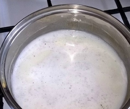 1. Этап. Натуральное мороженое: Молоко доводим до кипения с измельченным стручком ванили и оставим до полного остывания. Если вы используете ванильный сахар, этот этап пропускаем.