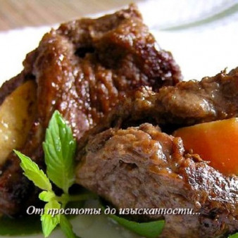 Шницель с яблоком и мятным сиропом