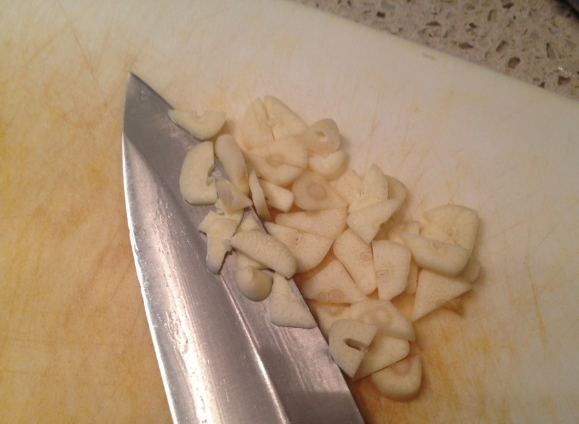 1. Этап. Чесночная курица: Чеснок чистим и нарезаем пластинками.