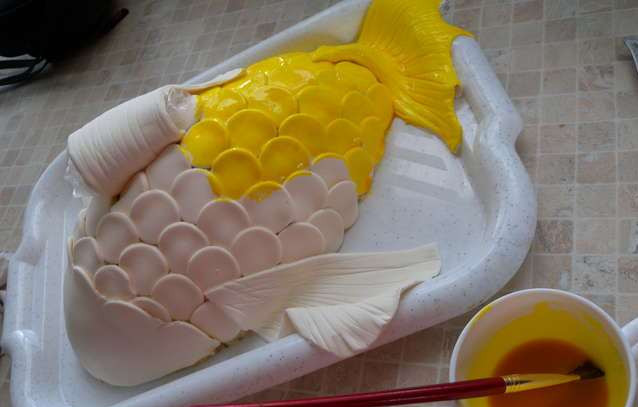 1. Этап. Торт Рыбка: Разбавляем порошковый желтый краситель в двух ст.л. воды, добавляем кондурин золотой, примерно 0,5 ч.л. Красим нашу рыбу.