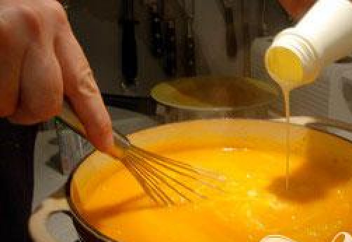 1. Этап. Тыквенный суп-пюре: Поставить кастрюлю обратно на огонь и добавить 200 мл сливок взбивая все время, и довести до кипения. Суп готов.