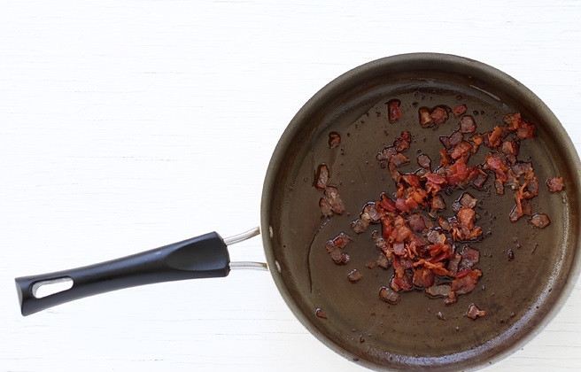 1. Этап. Дип из сыра и бекона: Бекон мелко нарежьте и обжарьте до хрустящей корочки. 1 ст. ложку оставьте на сковороде, а остальной бекон выложите на тарелку.