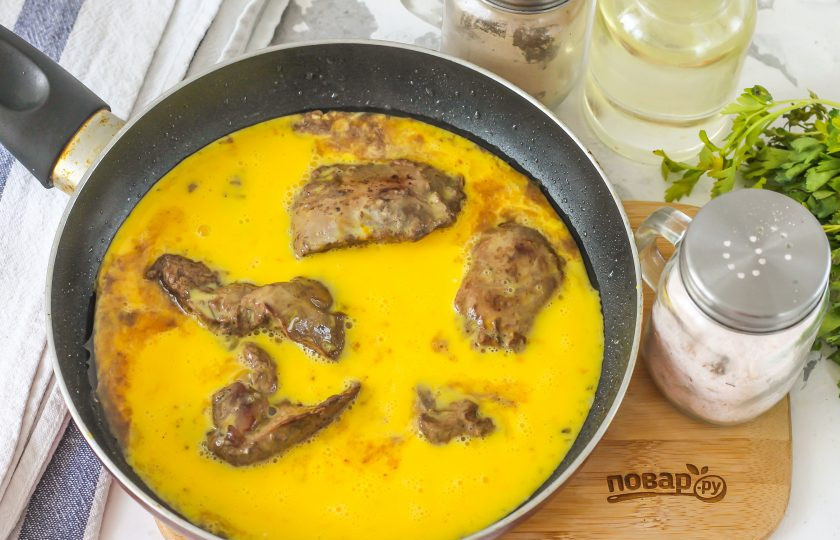 1. Этап. Омлет с печенью: После этого аккуратно залейте в емкость взбитые куриные яйца, убавьте нагрев до минимального и накройте емкость крышкой. Томите омлет примерно 6-8 минут, пока он полностью не станет плотным.