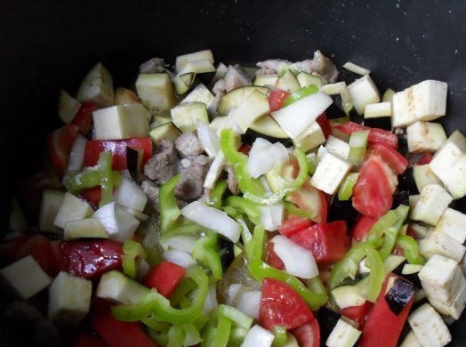 1. Этап. Рагу с мясом и овощами: Отправляем овощи к обжаренному мясу. Солим и перчим. Добавляем примерно 3/4 стакана воды или бульона. Закрываем крышкой и тушим минут 15-20.