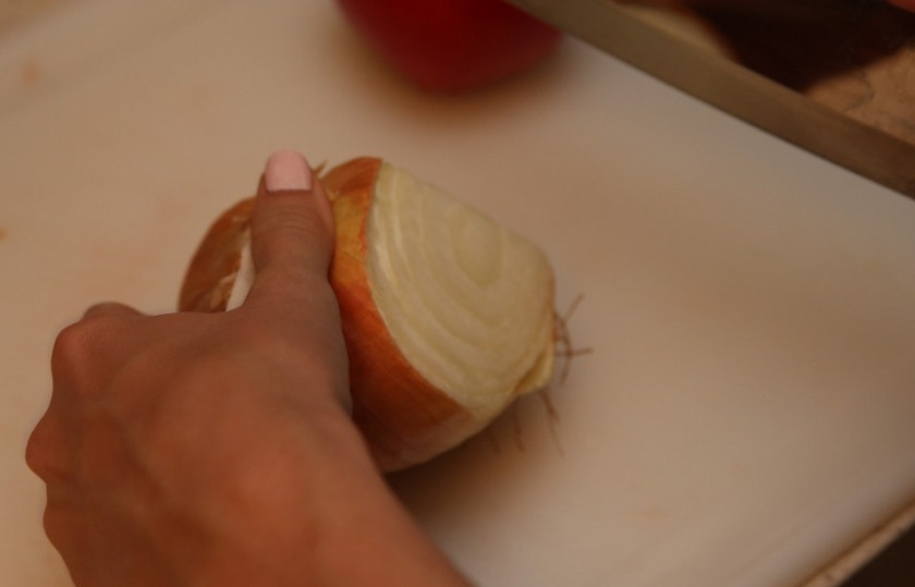 1. Этап. Брускетта с помидорами: 3. Мелко нарежьте репчатый лук.