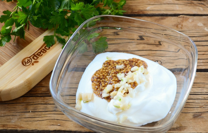 1. Этап. Куриное филе в сливочном соусе: Для соуса смешайте сливки, горчицу и измельченный чеснок. Посолите по вкусу. Перемешайте.