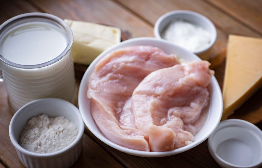 1. Этап. Жульен в аэрогриле: Подготовьте ингредиенты по указанному списку. Куриное филе ополосните в проточной воде и просушите бумажными полотенцами.