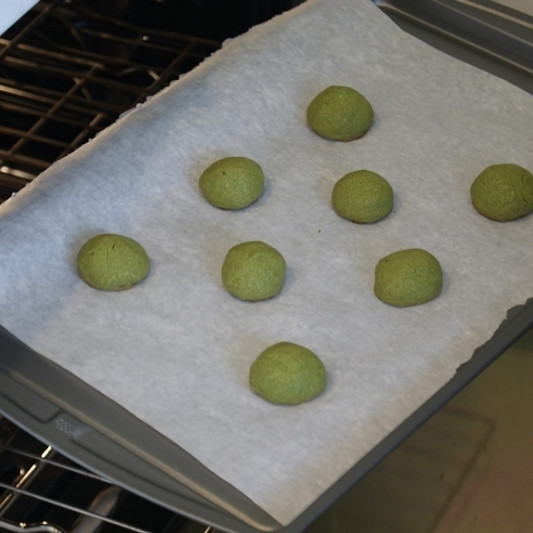 1. Этап. Печенье с зеленым чаем: Ставим в духовку, разогретую до 180 градусов, и запекаем 20-25 минут (в зависимости от вашей духовки, я запекаю ровно 22 минуты).