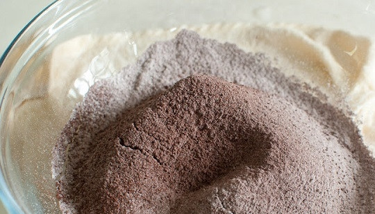 1. Этап. Шоколадный торт с печеньем: 1. Первым делом включите духовку и поставьте ее разогреваться до 180 градусов. В глубокую мисочку просейте муку, какао, разрыхлитель, соду.