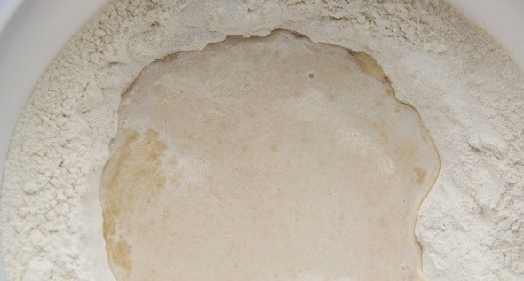 1. Этап. Хлебная косичка с маком: 2. Добавьте соль, немного перемешайте только жидкие составляющие, затем добавьте дрожжи и сахарный песок.