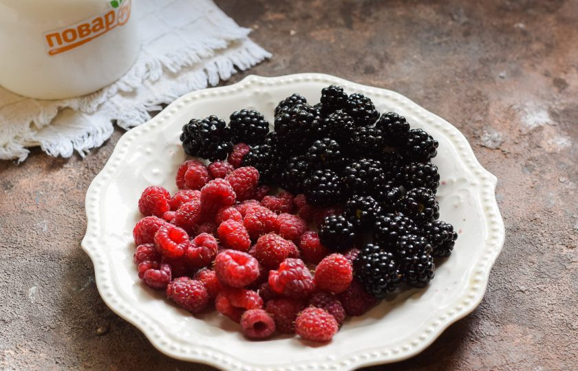 1. Этап. Компот из ежевики и малины на зиму: Подготовьте малину, ежевику, сахар.