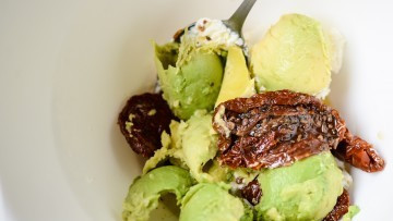 1. Этап. Дип из вяленых помидоров: Авокадо, помидоры, сыр положить в чашу.