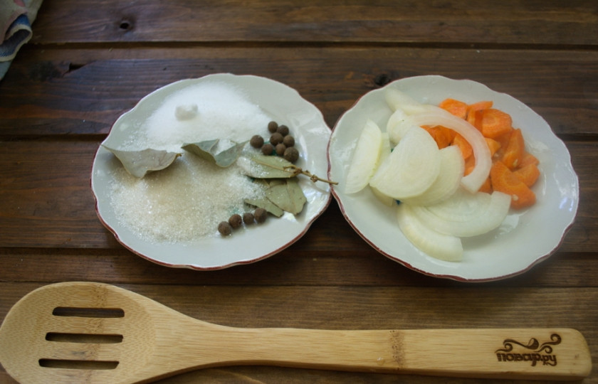 1. Этап. Шампиньоны на зиму: Подготовьте продукты для маринада. Морковь нарежьте полукольцами или соломкой. Полукольцами нарезаем и репчатый лук.