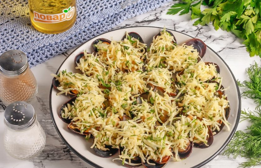 1. Этап. Мидии, запеченные с сыром в духовке: В каждую ракушку выложите часть сырной начинки. Нафаршированные ракушки выложите на противень или на фольгу, которой застелена форма для запекания. Разогрейте духовку до 200 градусов и запеките в ней мидии 3-5 минут максимум.