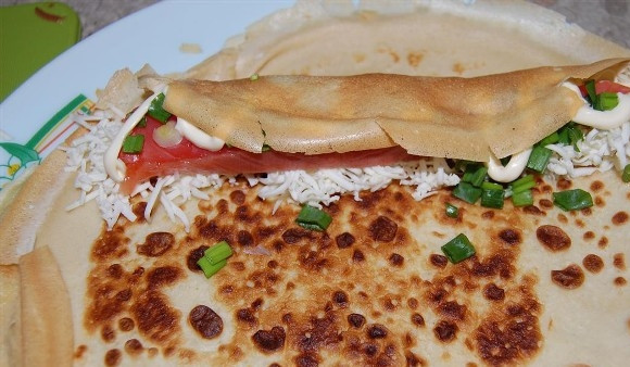 1. Этап. Блины с семгой и сыром: Заворачиваем начинку в блин, стараясь сформировать плотный рулетик. Перед подачей на стол мы разрежем рулетик посередке наискосок - так блины с семгой будут красивее выглядеть на блюде на столе.